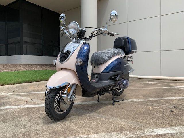 Trailmaster Sorrento 150cc Great Euro Style scooter, Free Removeable Storage Trunk, Chrome Accents, Two Tone dual stage paint - Lee Motorsports